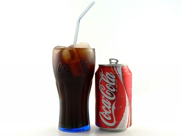 Coca cola "Uống 7 lon cola trở lên mỗi tuần có liên quan đến việc giảm mật độ chất khoáng trong xương và tăng nguy cơ gãy xương", Cosman nói. Điều này là do cola có chứa axit photphoric - một phụ gia thực phẩm làm suy yếu đường ruột và ảnh hưởng tới việc hấp thu canxi. Thay vì uống cola, bạn nên lựa chọn 1 loại đồ uống phù hợp hơn để phòng ngừa bệnh loãng xương.